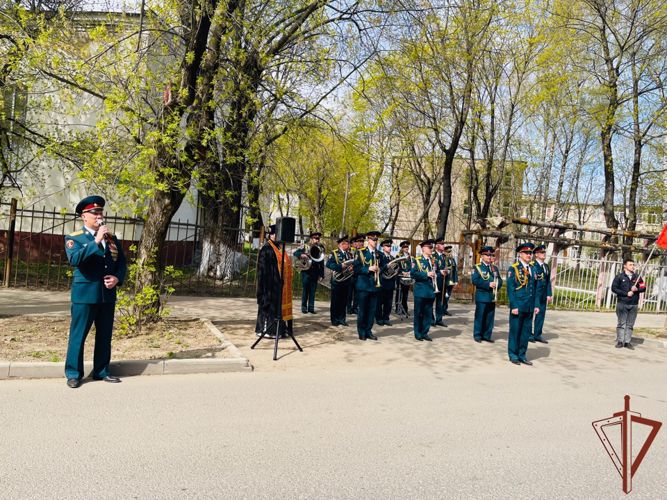 Военнослужащие и сотрудники Центрального округа поздравляют ветеранов Великой Отечественной войны персональными парадами