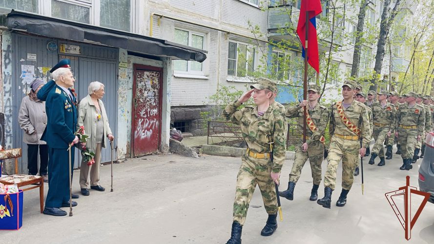 Военнослужащие и сотрудники Центрального округа поздравляют ветеранов Великой Отечественной войны персональными парадами