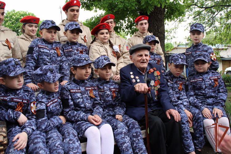Акцию «Парад идет к ветерану» поддержали росгвардейцы в Кабардино-Балкарии