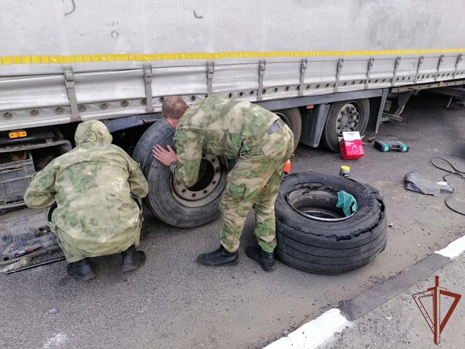 Росгвардейцы помогли водителю большегруза заменить лопнувшее колесо