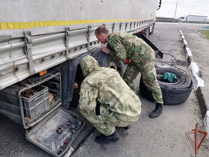 Росгвардейцы помогли водителю большегруза заменить лопнувшее колесо
