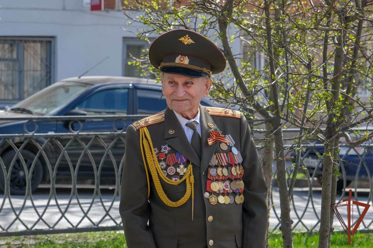 Акция Росгвардии «Парад идет к ветерану» стартовала на Урале (видео)