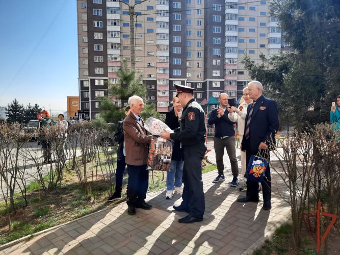 Военнослужащие красноярского соединения приняли участие в акции “Парад идет к ветерану”