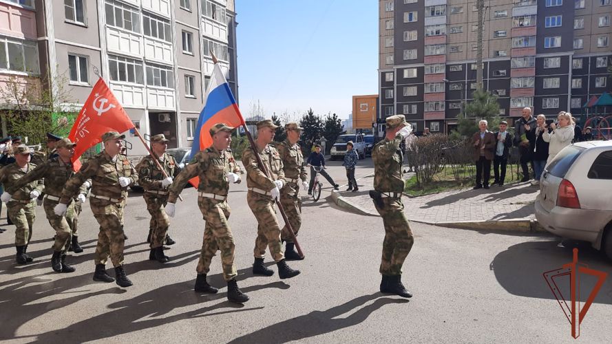 Военнослужащие красноярского соединения приняли участие в акции “Парад идет к ветерану”