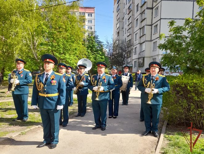 Военнослужащие и сотрудники Центрального округа поздравляют ветеранов Великой Отечественной войны персональными парадами