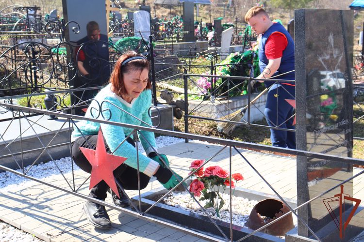 В Республике Алтай росгвардейцы и волонтеры привели в порядок могилы участников Великой Отечественной войны