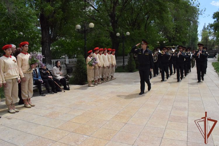 В Махачкале росгвардейцы провели персональный парад для  ветерана Великой Отечественной войны