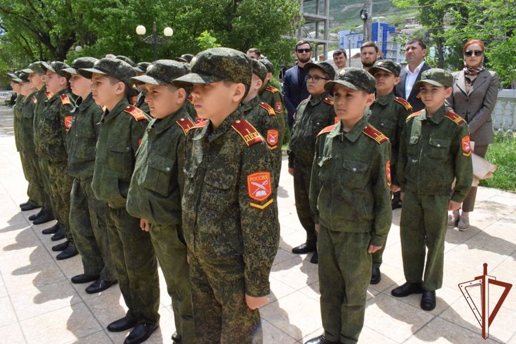 В Махачкале росгвардейцы провели персональный парад для  ветерана Великой Отечественной войны