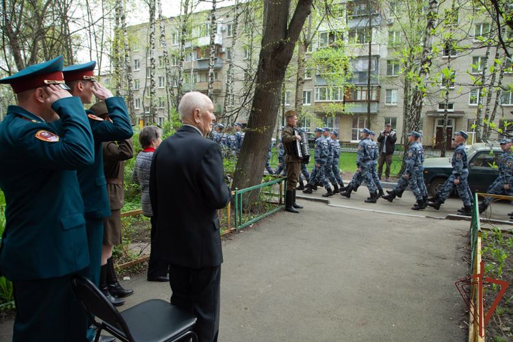В преддверии Дня Победы дзержинцы  провели акцию «Парад у дома».