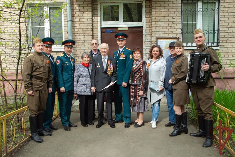 В преддверии Дня Победы дзержинцы  провели акцию «Парад у дома».