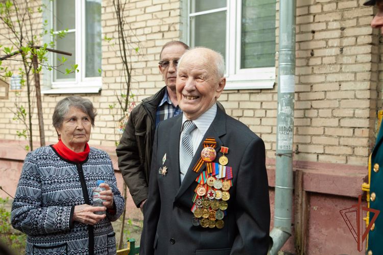 В преддверии Дня Победы дзержинцы  провели акцию «Парад у дома».