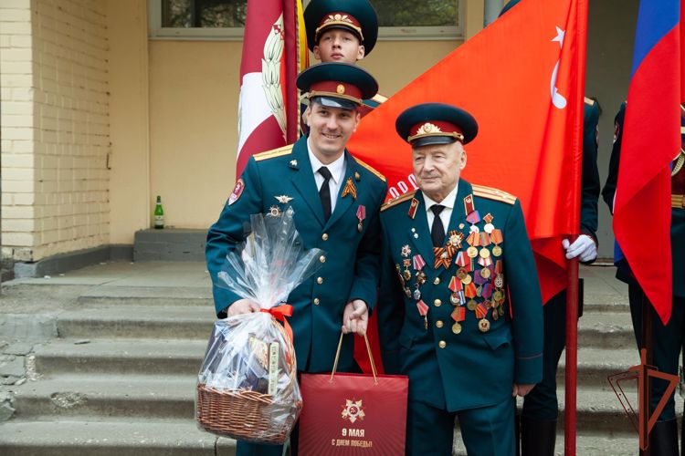 В преддверии Дня Победы дзержинцы  провели акцию «Парад у дома».