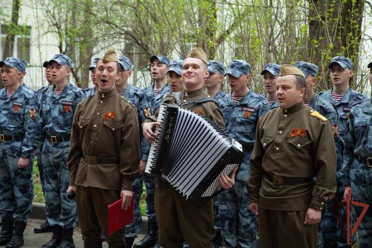В преддверии Дня Победы дзержинцы провели акцию «Парад у дома».