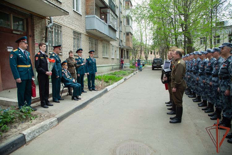 В преддверии Дня Победы дзержинцы  провели акцию «Парад у дома».