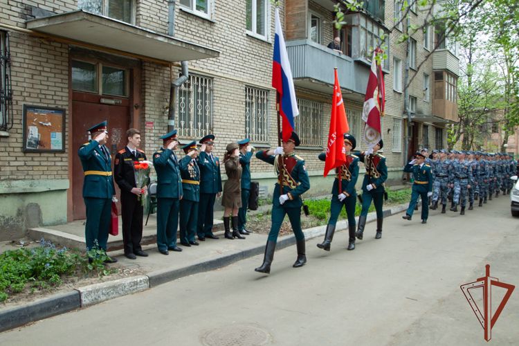 В преддверии Дня Победы дзержинцы  провели акцию «Парад у дома».