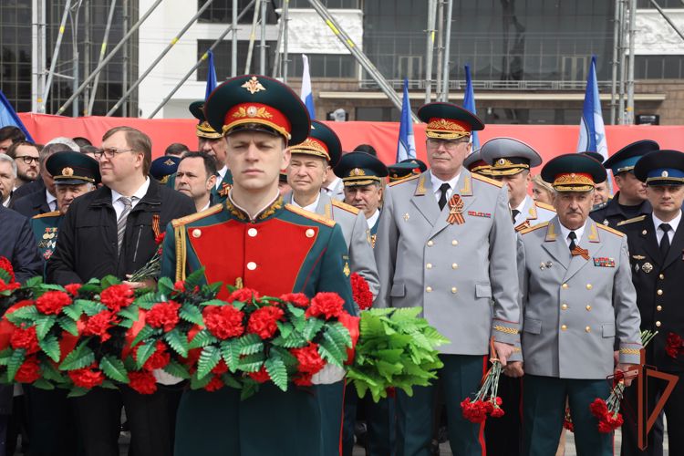 Представители Росгвардии возложили гирлянду Славы к мемориалу воинам-освободителям в Ростове-на-Дону