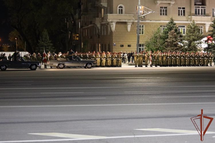 Военнослужащие Росгвардии приняли участие в ночной репетиции парада в Ростове-на-Дону (видео)
