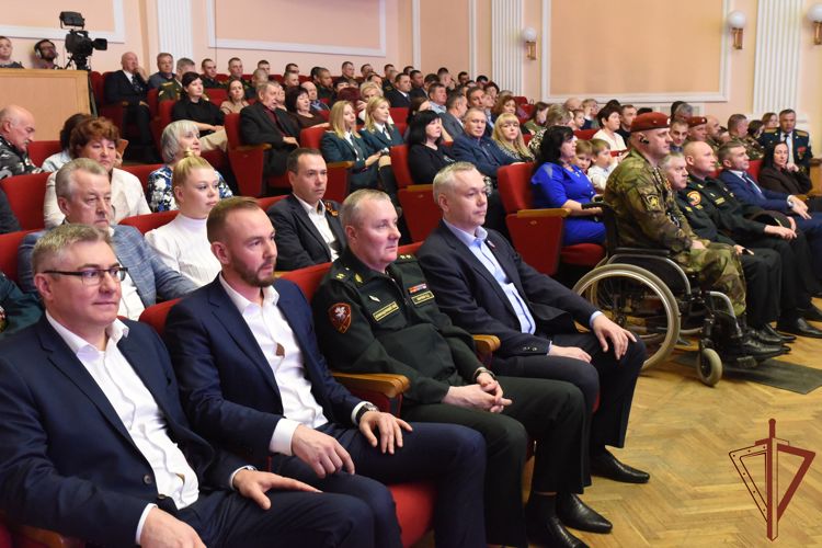 В Новосибирске с участием Росгвардии прошёл концерт «Герои. #Своих не бросаем»