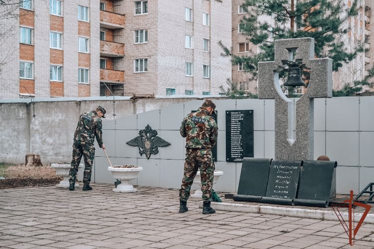 Новгородские росгвардейцы привели в порядок территорию вокруг Мемориала, посвященного погибшим сотрудникам правопорядка