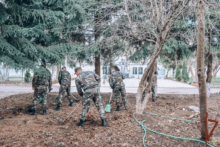 Новгородские росгвардейцы привели в порядок территорию вокруг Мемориала, посвященного погибшим сотрудникам правопорядка