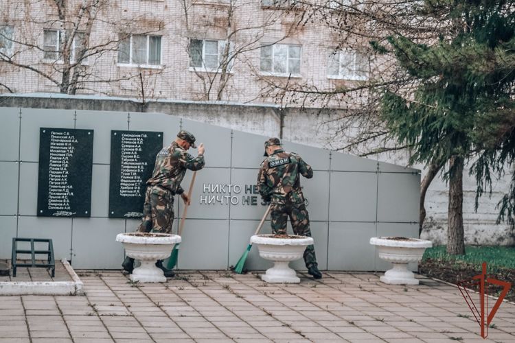 Новгородские росгвардейцы привели в порядок территорию вокруг Мемориала, посвященного погибшим сотрудникам правопорядка