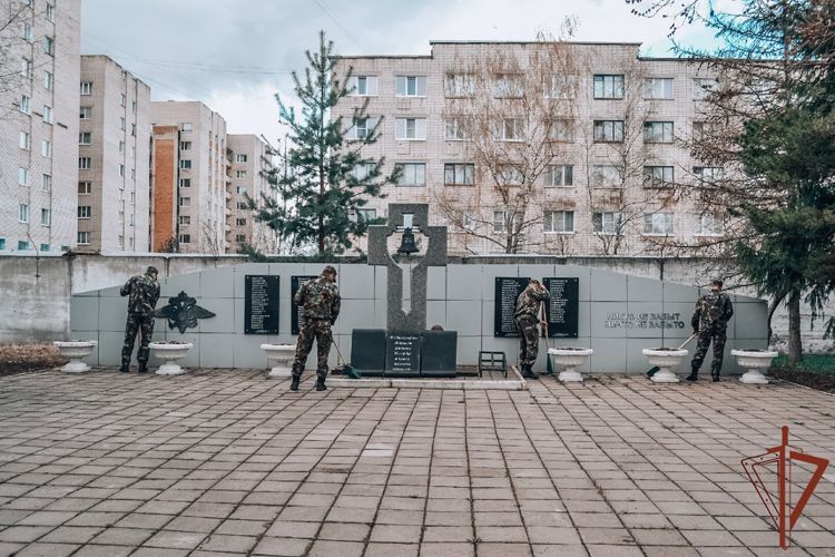 Новгородские росгвардейцы привели в порядок территорию вокруг Мемориала, посвященного погибшим сотрудникам правопорядка