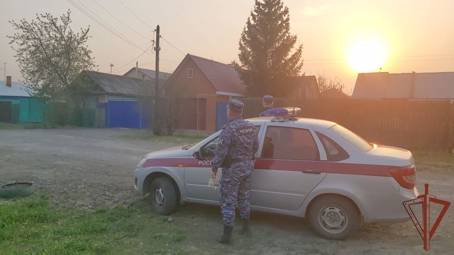В Омске сотрудники Росгвардии оказали помощь гражданам на пожаре 