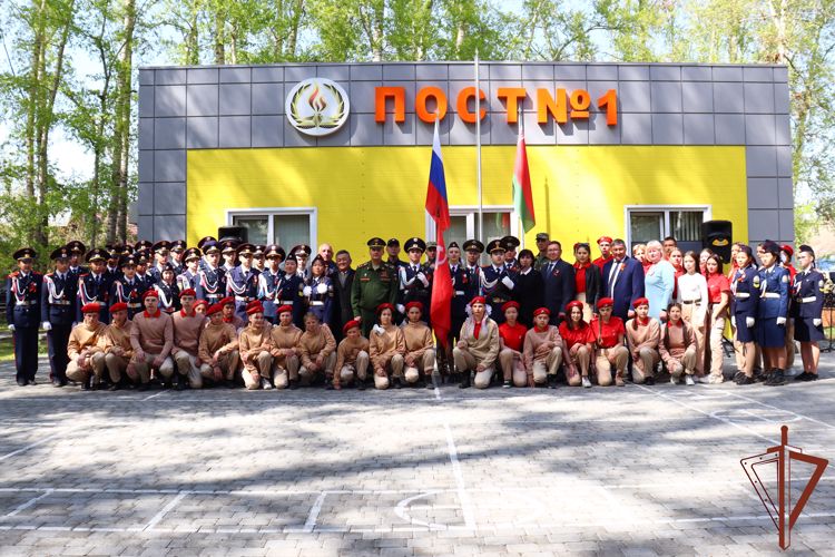 В Горно-Алтайске росгвардейцы приняли участие в передаче награды родственникам ветерана Великой Отечественной войны