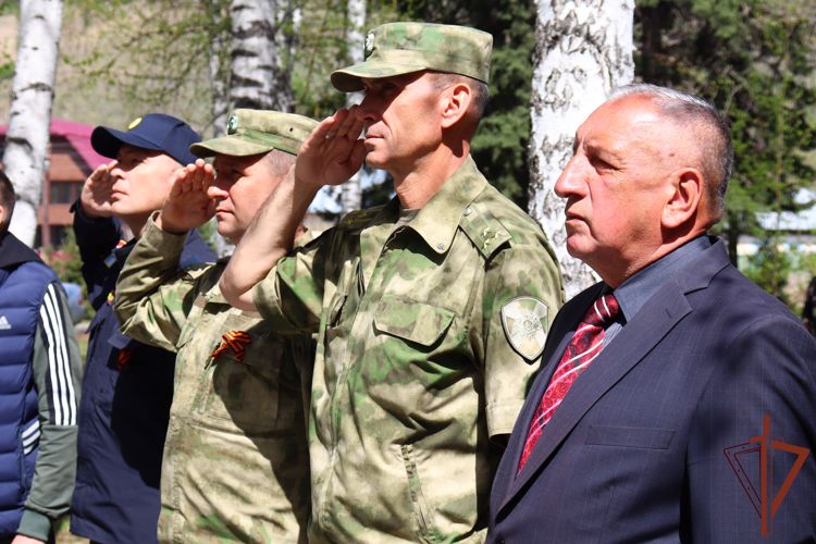В Горно-Алтайске росгвардейцы приняли участие в передаче награды родственникам ветерана Великой Отечественной войны