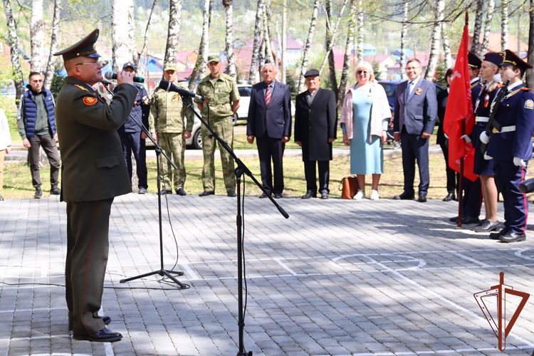 В Горно-Алтайске росгвардейцы приняли участие в передаче награды родственникам ветерана Великой Отечественной войны