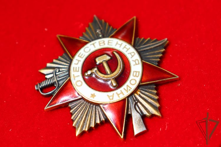 В Горно-Алтайске росгвардейцы приняли участие в передаче награды родственникам ветерана Великой Отечественной войны
