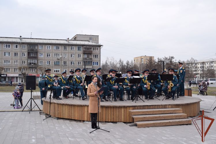 Оркестр Красноярской бригады в канун Дня Победы выступил перед жителями города