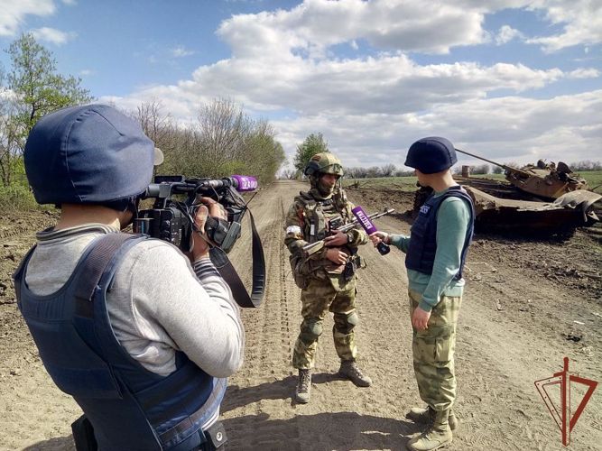 Журналистам РЕН ТВ вручили награды Росгвардии за работу в зоне специальной военной операции