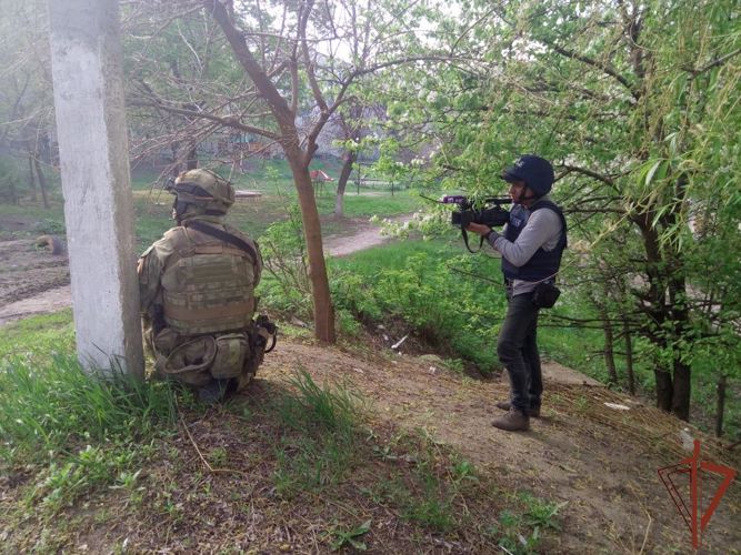 Журналистам РЕН ТВ вручили награды Росгвардии за работу в зоне специальной военной операции