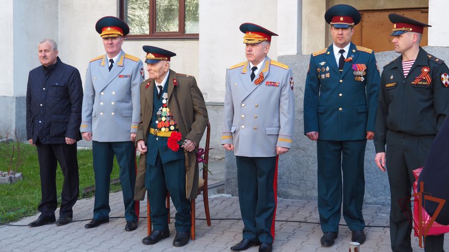 Командующий Сибирским округом Росгвардии поздравил с Днём Победы ветерана Великой Отечественной войны
