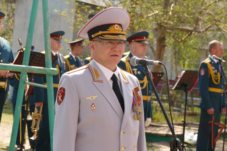Росгвардейцы организовали Парад Победы во дворе ветерана Великой Отечественной войны в Омске