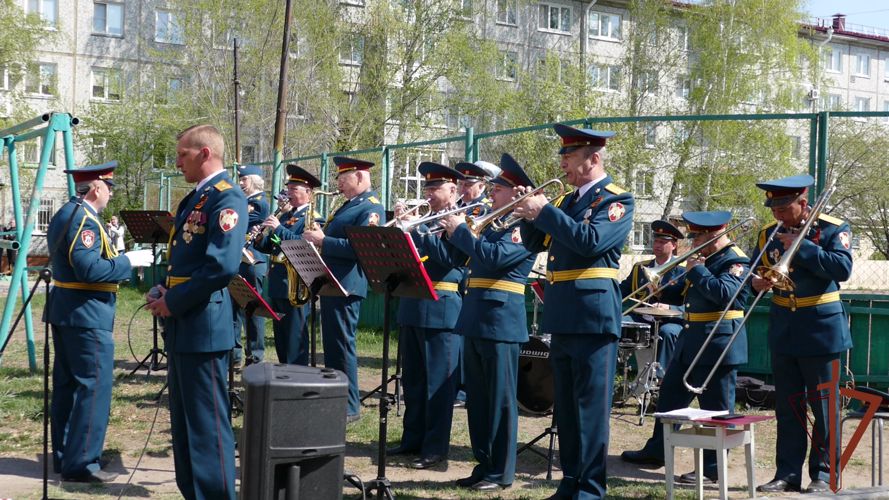 Росгвардейцы организовали Парад Победы во дворе ветерана Великой Отечественной войны в Омске