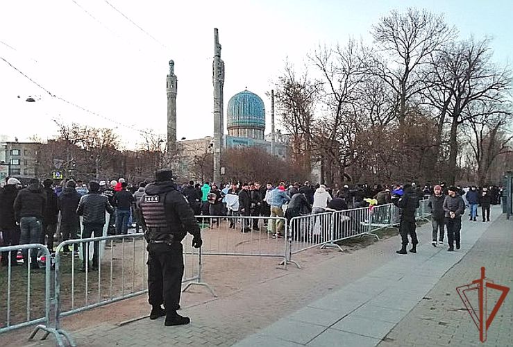 В Санкт-Петербурге сотрудники ГУ Росгвардии приняли участие в обеспечении правопорядка во время празднования Ураза-байрам