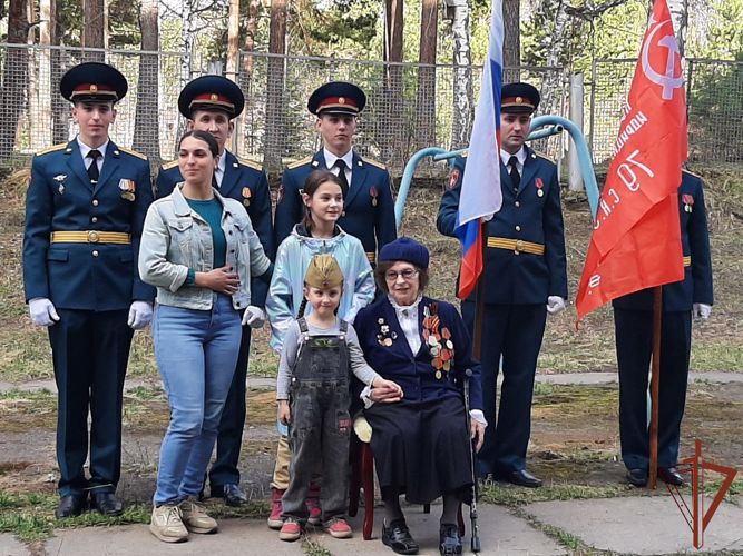 Военнослужащие красноярского соединения приняли участие в акции “Парад идет к ветерану”