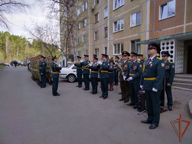 Военнослужащие красноярского соединения приняли участие в акции “Парад идет к ветерану”