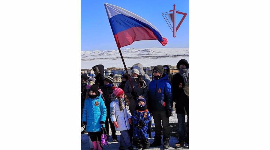 Росгвардеец водрузил Знамя Победы на самую высокую точку города Анадырь