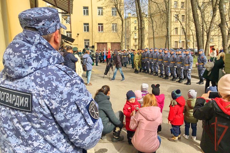 Росгвардейцы парадом поздравили с Днем Победы жителей блокадного Ленинграда