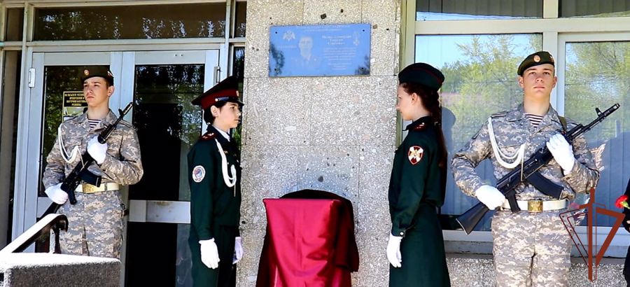Мемориальная доска установлена в честь погибшего на Украине росгвардейца в Тольятти