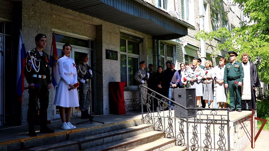 Мемориальная доска установлена в честь погибшего на Украине росгвардейца в Тольятти