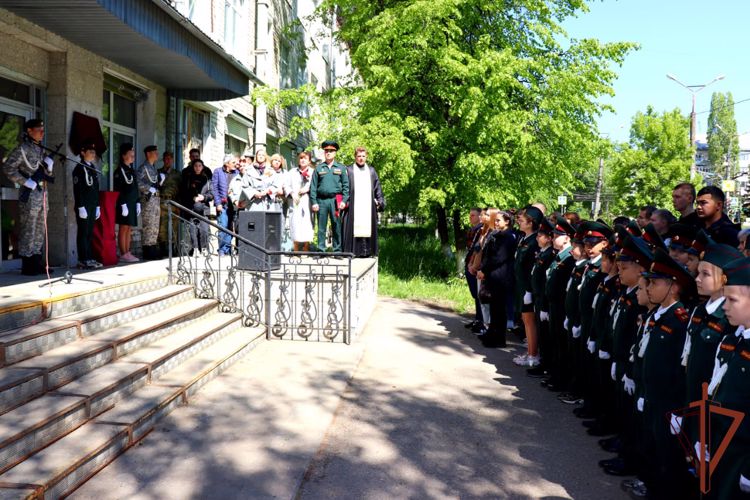 Мемориальная доска установлена в честь погибшего на Украине росгвардейца в Тольятти