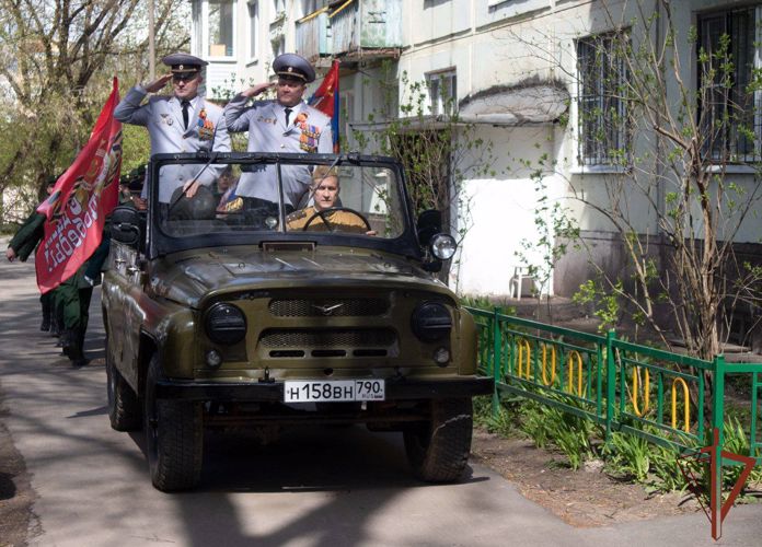 В Подмосковье сотрудники Росгвардии провели акцию «Парад идёт к ветерану»