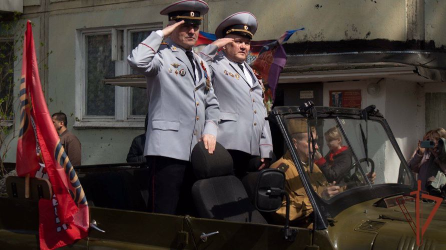 В Подмосковье сотрудники Росгвардии провели акцию «Парад идёт к ветерану»
