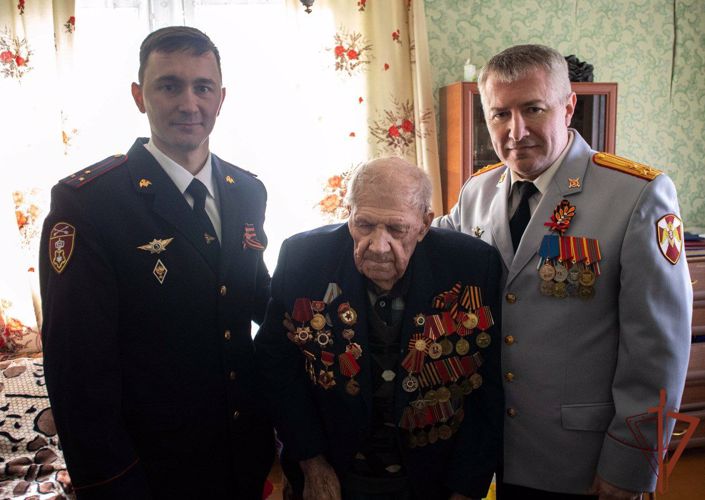 В Подмосковье сотрудники Росгвардии провели акцию «Парад идёт к ветерану»