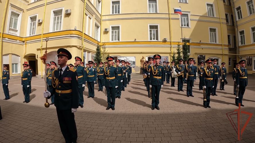 Оркестр Северо-Западного округа Росгвардии исполнил фронтовые песни в Летнем саду Санкт-Петербурга