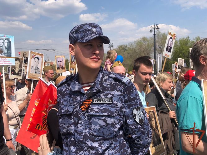 В Сибири военнослужащие и сотрудники Росгвардии присоединились к шествию «Бессмертного полка» 